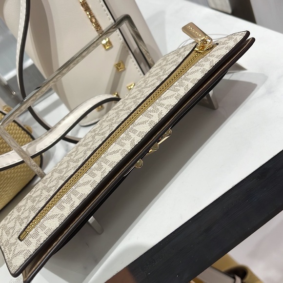 MICHAEL KORS
Reed Large Snap Signature Wallet
Style: 35S3G6RE3B
Camel Multi 
NWT - Picture 14 of 16